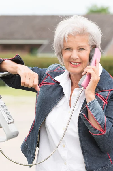 Mujer mayor al teléfono — Foto de Stock