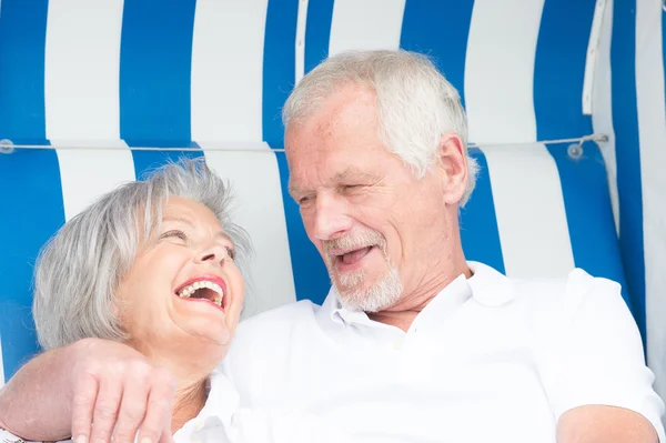 Cuplu în vârstă în scaun de plajă — Fotografie, imagine de stoc