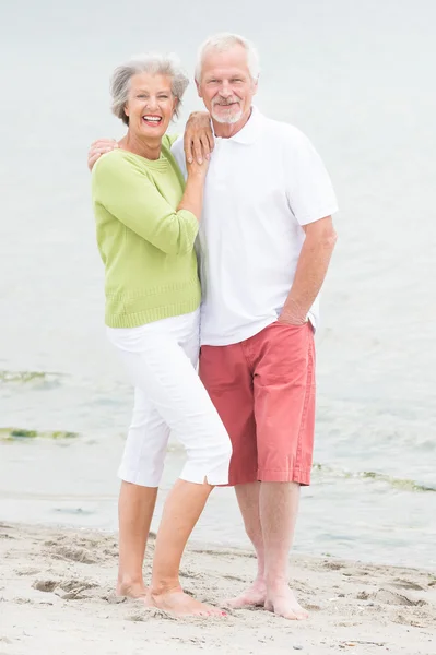 Senior koppel op het strand — Stockfoto