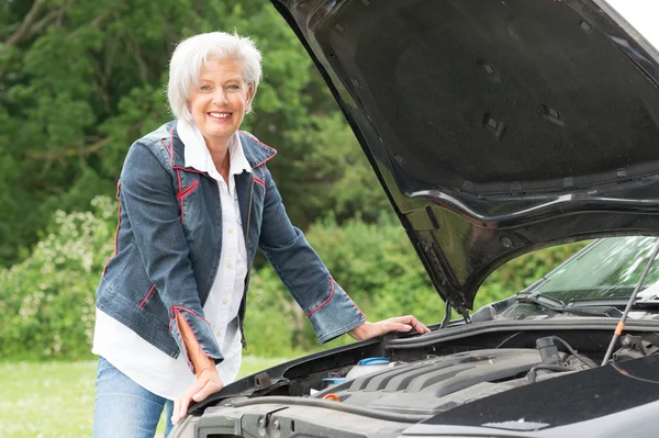 Donna anziana con auto rotta — Foto Stock