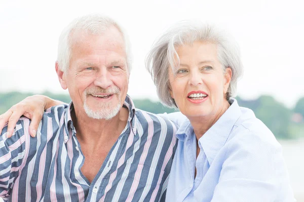 Feliz pareja de ancianos —  Fotos de Stock