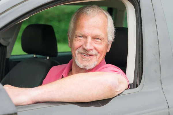 Senior en coche — Foto de Stock