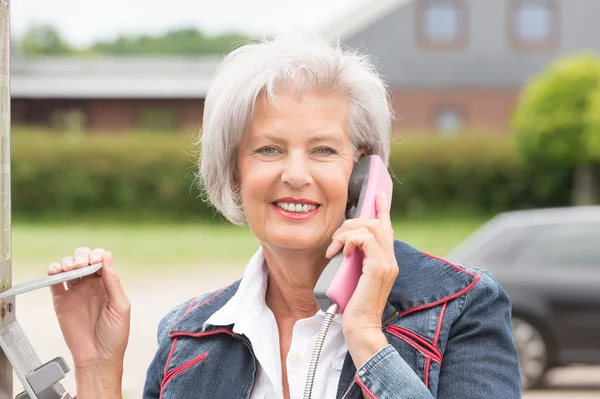 Äldre kvinna på telefon — Stockfoto