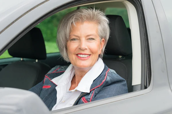 車の中で年配の女性 — ストック写真