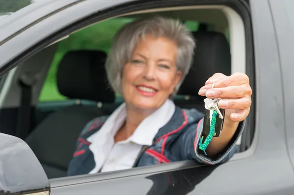 Starszy kobieta w samochodzie — Zdjęcie stockowe