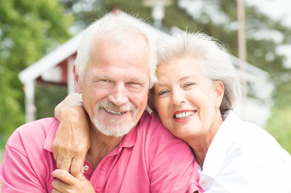 Sorridente coppia anziana — Foto Stock