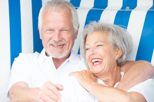 Senior koppel in strandstoel — Stockfoto