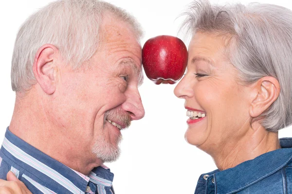 Seniorenpaar mit Apfel — Stockfoto