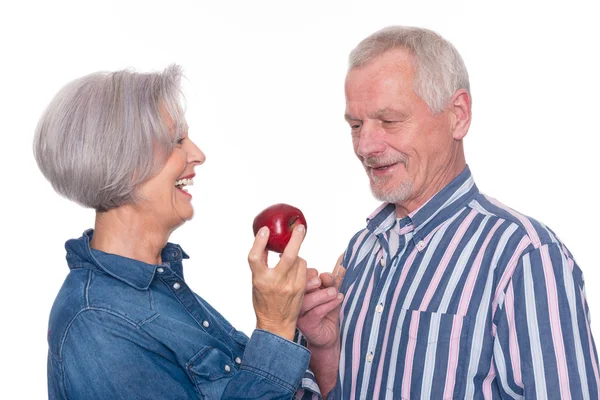 Coppia senior con mela — Foto Stock