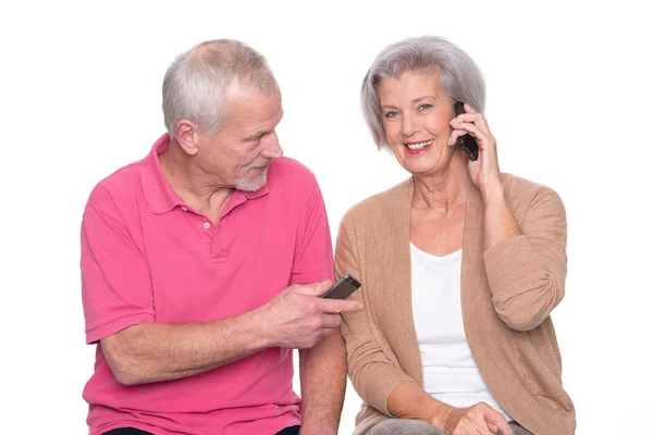 Pareja mayor con smartphone — Foto de Stock