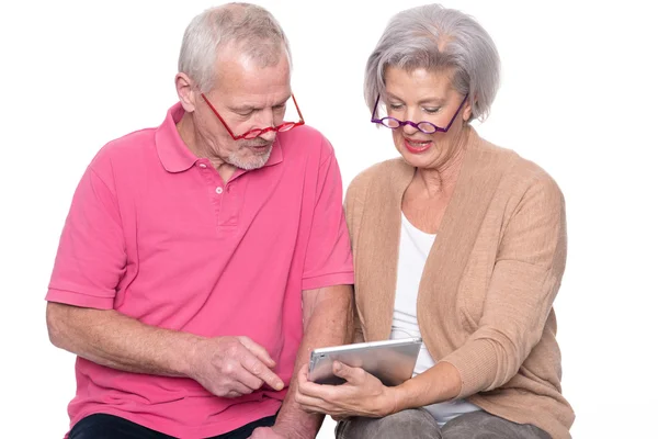 Coppia anziana con tablet — Foto Stock