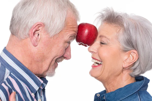 Pareja mayor con manzana — Foto de Stock