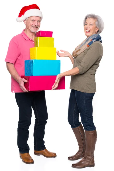 Seniorenpaar mit Geschenken — Stockfoto