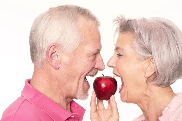 Senior koppel met apple — Stockfoto