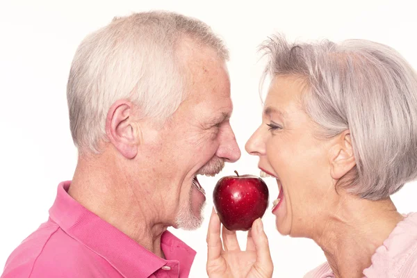 Äldre par med äpple — Stockfoto