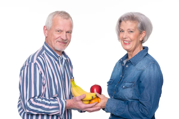 食物と一緒に年配のカップル — ストック写真