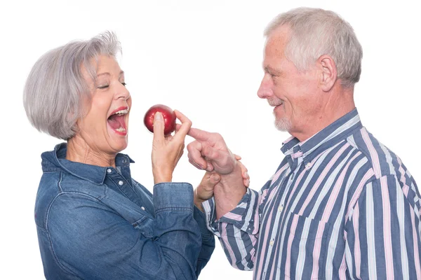 Seniorenpaar mit Apfel — Stockfoto