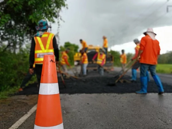 Yol bakımında bulanıklık ve önünde turuncu bir koni..
