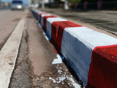 Kaldırımın kenarı beyaz-kırmızıya boyanmış. Arabaların bu bölgede park etmesi yasak..