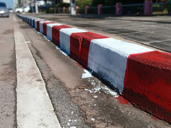 Borda Pavimento Pintado Branco Vermelho Carros Não Estão Autorizados Estacionar — Fotografia de Stock