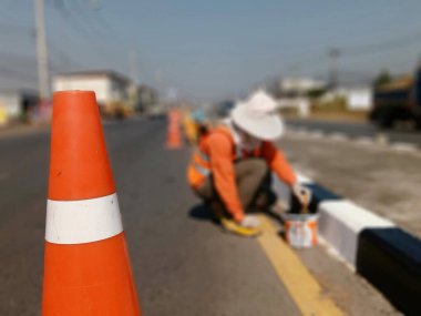 CONCRETE BARRIER CURB VE GUTTER 'a siyah beyaz boyanmış işçilerin bulanık görüntüsü
