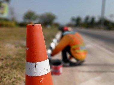 CONCRETE BARRIER CURB VE GUTTER 'a siyah beyaz boyanmış işçilerin bulanık görüntüsü