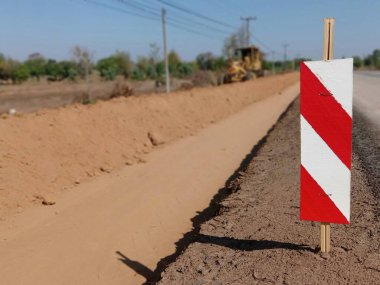 Yol inşaatında uyarı işareti