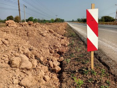 Yol inşaatında uyarı işareti