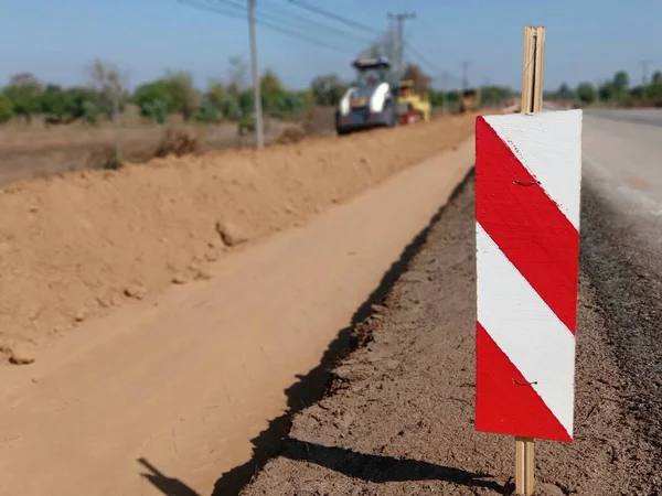 Yol inşaatında uyarı işareti