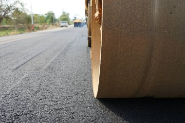 Asfaltlı yolların yapımında görüntü bulanıklaşıyor. Ağır makinelerle.