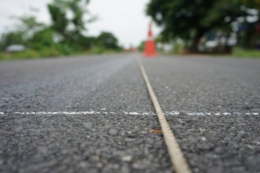 Bulanık görüntü, asfalt yolda sarı trafik çizgisi