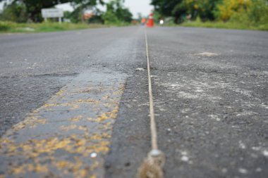 Bulanık görüntü, asfalt yolda sarı trafik çizgisi