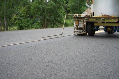 Bulanık görüntü, asfalt yolda sarı trafik çizgisi
