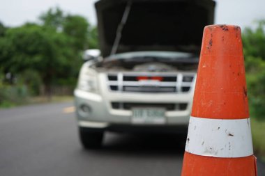 Yol kenarındaki bir kazada tamir edilmiş bir araba.
