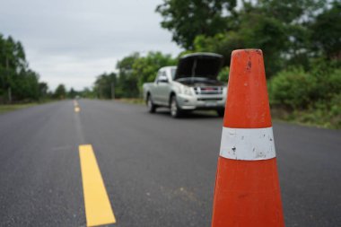 Yol kenarındaki bir kazada tamir edilmiş bir araba.