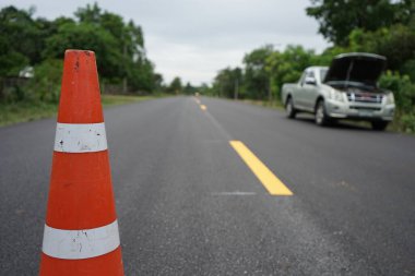 Yol kenarındaki bir kazada tamir edilmiş bir araba.