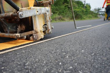 Bulanık görüntü, asfalt yolda sarı trafik çizgisi