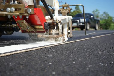 Yol kullanıcılarının güvenliği için asfalt yollarda beyaz yol işaretlemesi