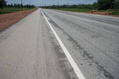 Asfalt yolun bulanıklığı Trafik çizgileri yok