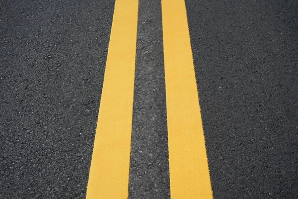 Unscharfes Bild Gelbe Verkehrszeile Auf Asphaltierter Straße — Stockfoto