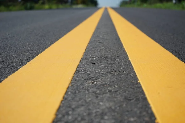 舗装道路上のぼやけた画像 黄色の交通線 — ストック写真