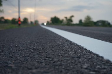 Asfalt yolun bulanıklığı Trafik çizgileri yok