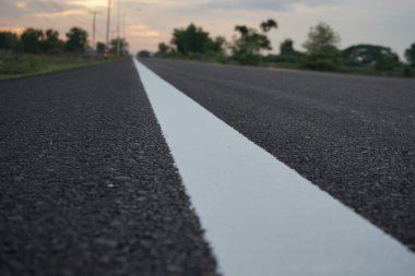 Asfalt yolun bulanıklığı Trafik çizgileri yok