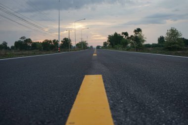 Sarı trafik hattı trafik yönünü bölmek ve yol güvenliğini sağlamak için kullanılır..