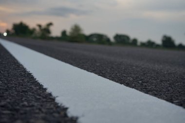 Asfalt yolun bulanıklığı Trafik çizgileri yok