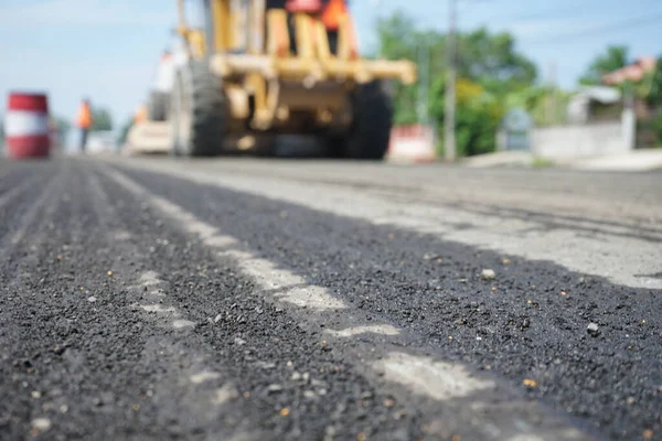 Asfaltlı yolların yapımında görüntü bulanıklaşıyor. Ağır makinelerle.