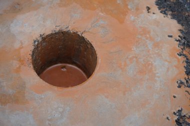 Asfalt yollarının kalınlığını ölçmek için delikleri test edin