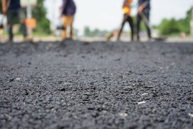 Görüntü asfalt yol yapımında bulanıklaşıyor. Ağır makinelerle.