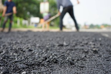 Asfaltlı yolların yapımında görüntü bulanıklaşıyor. Ağır makinelerle.