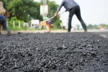 Görüntü asfalt yol yapımında bulanıklaşıyor. Ağır makinelerle.